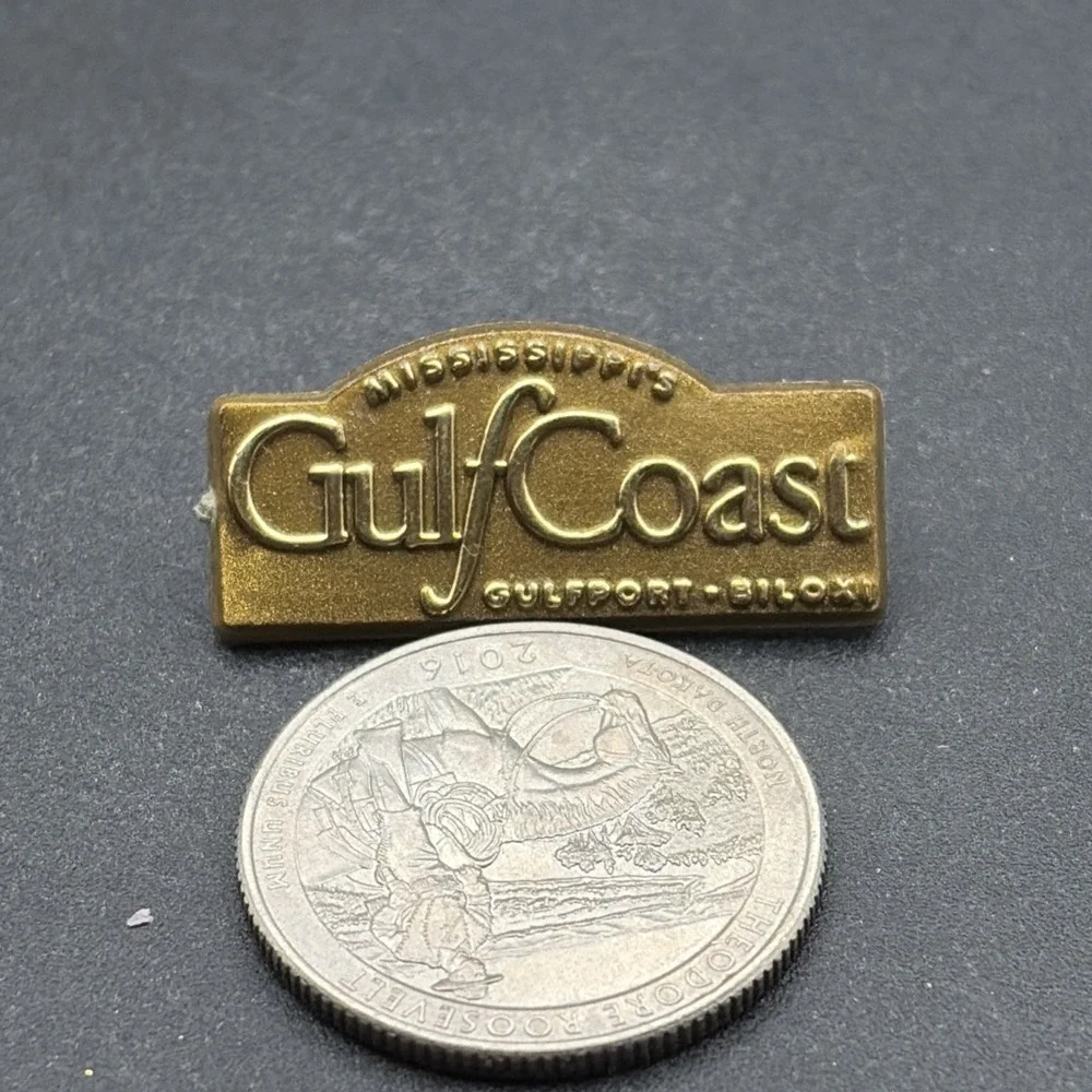 Mississippi Gulf Coast Gulfport Biloxi Plastic Gold Tone Lapel Hat Pin‎